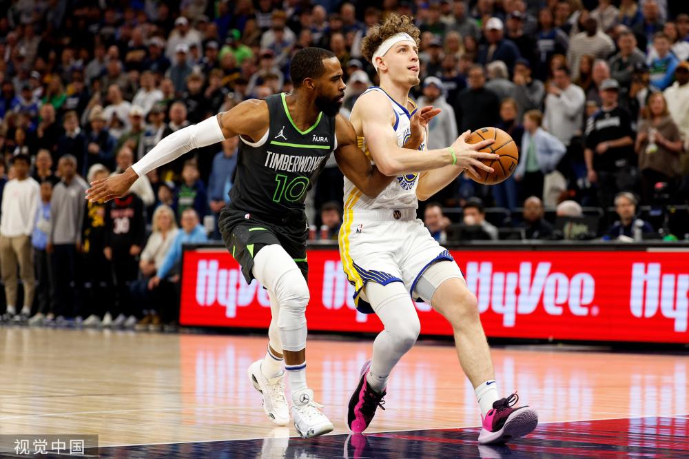 明滑板正逐 明滑板正逐